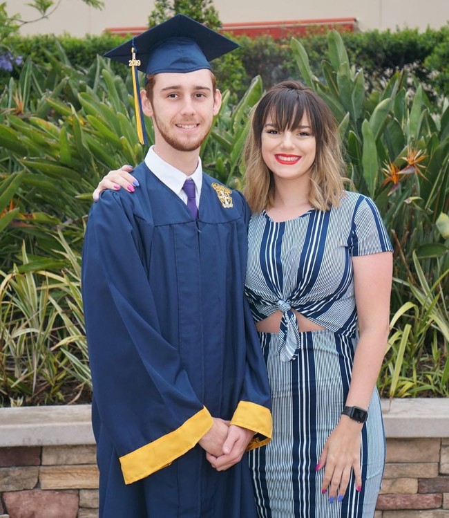 Sebelumnya banyak orang menyangka jika pria tersebut adalah kakak bahkan pacarnya karena penampilan Dayna yang awet muda. Foto: Instagram @dayduh