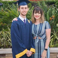 Sebelumnya banyak orang menyangka jika pria tersebut adalah kakak bahkan pacarnya karena penampilan Dayna yang awet muda. Foto: Instagram @dayduh