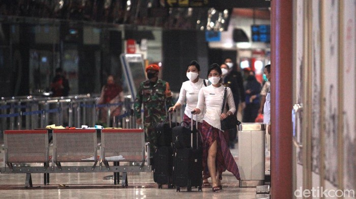 Melihat Kesibukan Pramugari Bandara Soetta Saat Pandemi Corona Kemenhub membuka kembali layanan penerbangan domestik di Bandara Soekarno Hatta. Awak kabin pun kembali sibuk melayani penerbangan terbatas untuk rute domestik.