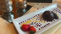 Di balik dessert yang menggugah selera ini, Five Vi menunjukkan adanya kado jam tangan mewah yang ia dapatkan saat di Jerman.  Foto: Instagram five_vrachmawati