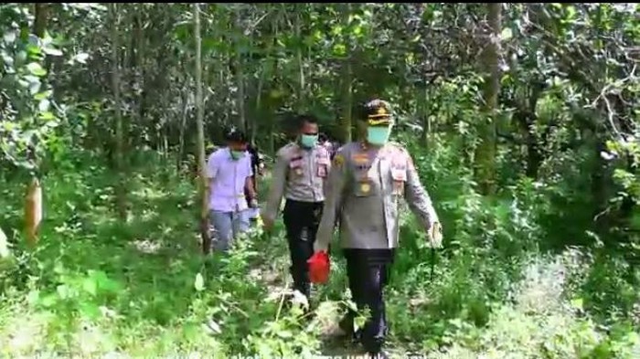 Polisi di Sinjai Sulsel jalan kaki masuk hutan berikan bantuan ke warga