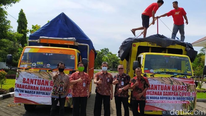 Pengiriman  bantuan beras 10 ton Pemkab Boyolali untuk warganya yang merantau di Jabodetabek