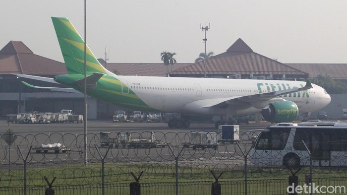 Sejumlah pesawat terparkir di kawasan Bandara Soekarno-Hatta.  AP II membatasi frekuensi terbang dari Bandara Soekarno Hatta, Jumat (15/5/2020).