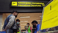 AP II menginformasikan bahwa antrean yang terjadi kemarin merupakan antrean calon penumpang pesawat di posko pemeriksaan dokumen perjalanan yang terletak di Terminal 2 Bandara Internasional Soekarno-Hatta pada pukul 04.00 WIB.
