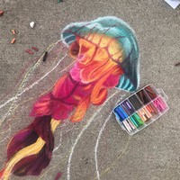 Gambar artistik yang dibuat oleh seniman Jan Riggins dan anak gadisnya Olivia membius netizen. Mereka membuatnya hanya dengan kapur di pinggir jalan.