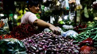 Harga bawang merah di pasar tradisional dibanderol Rp 52.250/Kg. 