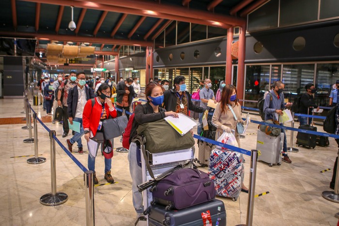 Calon penumpang antre sebelum pemberangkatan di Terminal 2 Bandara Soekarno Hatta, Tangerang, Banten, Jumat (15/5/2020). Sebanyak 1486 penumpang berizin dengan 23 penerbangan diterbangkan dari Bandara Soekarno Hatta dengan dokumen syarat terbang dan surat keterangan bebas COVID-19. ANTARA FOTO/Fauzan/pras.