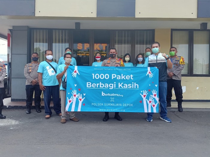 Pembagian 1.000 sembako ke warga Depok