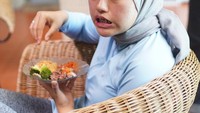 Ada yang tak kalah kocak, foto yang diambil secara candid ini. Dengan sepiring nasi dan lauk, ia tampak belum siap untuk diambil foto. Foto: Instagram @indirakalistha