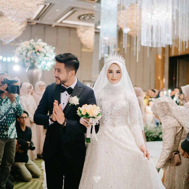 Sabrina dan Adhiguna menikah pada 26 Agustus 2019. Sebelum menikah, mereka sudah saling mengenal karena keluarga mereka bersahabat. Meski pada saat itu tidak dekat. Foto: instagram @sabrinasosiawan