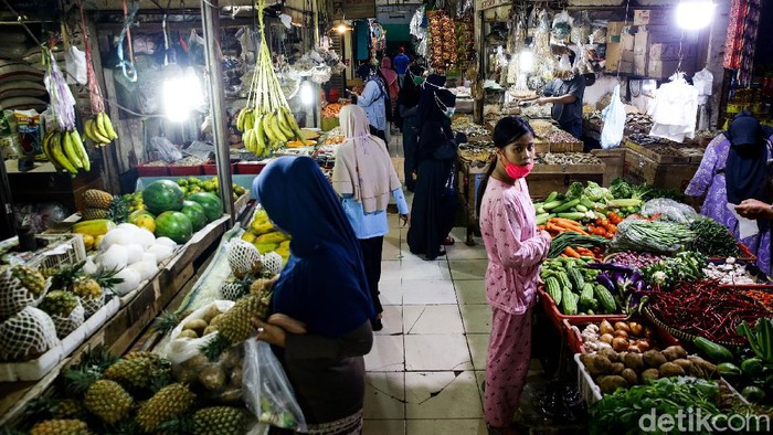 Suasana pasar Cibubur sepekan menjelang hari raya Idul Fitri masih tampak sepi pembeli, Jakarta, Jumat (15/5/2020).