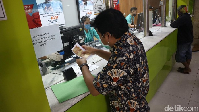 PT KAI mengoperasikan perjalanan Kereta Api Luar Biasa (KLB) untuk berbagai rute sejak tanggal 12 sampai 31 Mei 2020. Stasiun Gambir pun langsung dipenuhi calon penumpang.