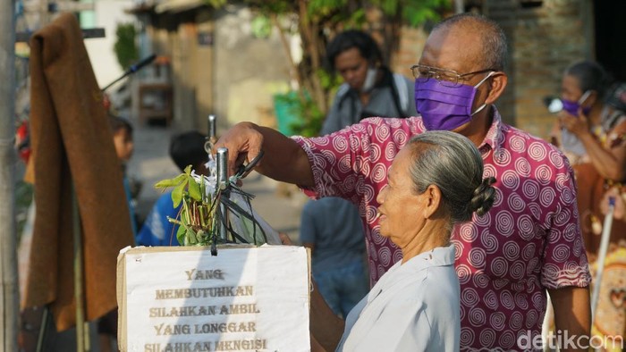 Warga di Solo ini menjemur sayur hingga telur untuk diambil gratis