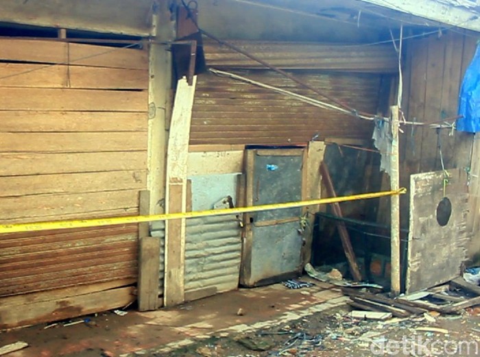 Ceceran pakaian, sepatu dan rambut terbakar ditemukan di sekitar TKP perempuan dibakar hidup-hidup di Pasar Gudang, Tipar, Ramayana, Kota Sukabumi.