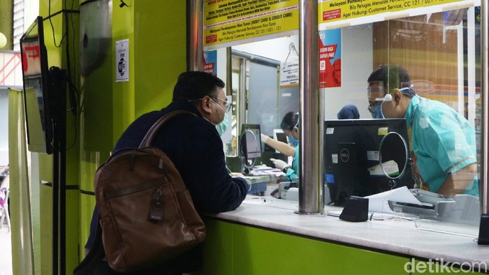 PT KAI mengoperasikan perjalanan Kereta Api Luar Biasa (KLB) untuk berbagai rute sejak tanggal 12 sampai 31 Mei 2020. Stasiun Gambir pun langsung dipenuhi calon penumpang.