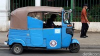 Seorang sopir bajaj terlihat menunggu penumpang di Stasiun Gambir.