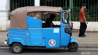 Para Sopir di Stasiun Gambir Alami Penurunan Penghasilan