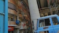 Jarak antara proyek jalan raya ini terlihat hanya berjarak 50 sentimeter dari gedung sekitar. Ini berarti bahwa jalan raya berada dalam jangkauan lengan manusia dari balkon rumah sekitar. Foto: Dok. BoredPanda.