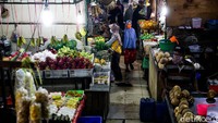 Suasana pasar Cibubur sepekan menjelang hari raya Idul Fitri masih tampak sepi,  tahun lalu pasar ramai satu minggu jelang Lebaran.