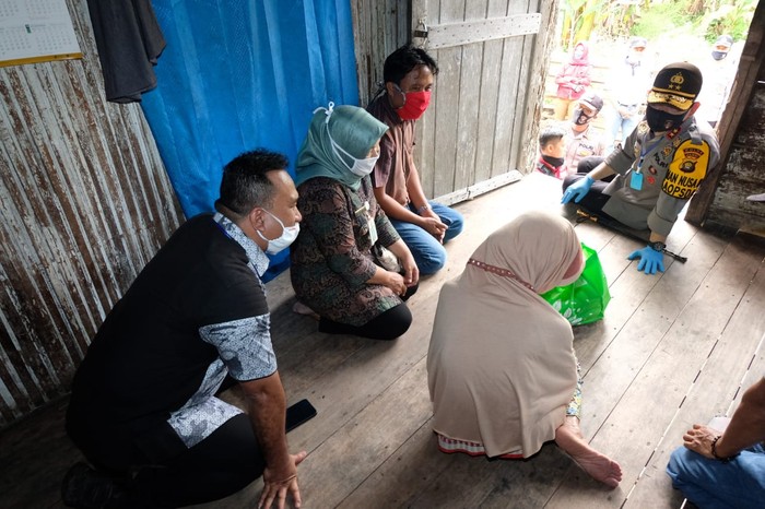Polisi saat menyerahkan bantuan ke warga terdampak Corona di Jambi (Ferdi Almunanda-detikcom)