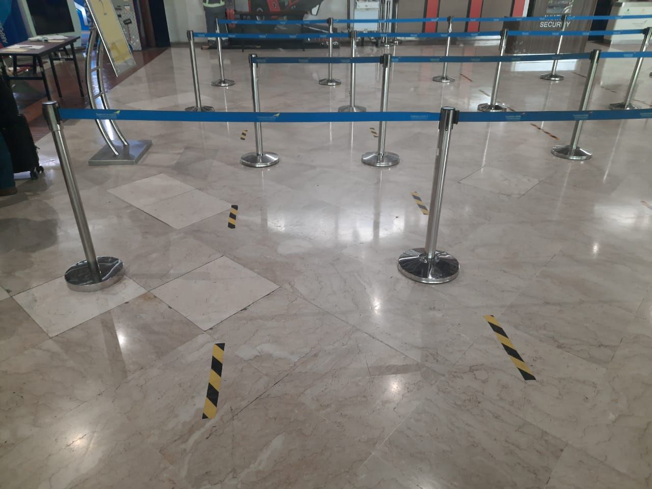 Suasana aktivitas penumpang di Bandara Soetta pada Jumat, 15 Mei 2020 pagi