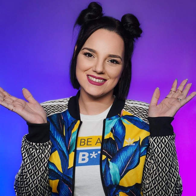 Aku pikir kamu akan mengatakan bahwa dia adalah pacarmu, kalian terlihat seumuran, Kamu terlihat cantik. Aku benar-benar berpikir kalian adalah kakak dan adik, tulis netizen.Foto: Instagram @dayduh