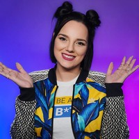 Aku pikir kamu akan mengatakan bahwa dia adalah pacarmu, kalian terlihat seumuran, Kamu terlihat cantik. Aku benar-benar berpikir kalian adalah kakak dan adik, tulis netizen.Foto: Instagram @dayduh