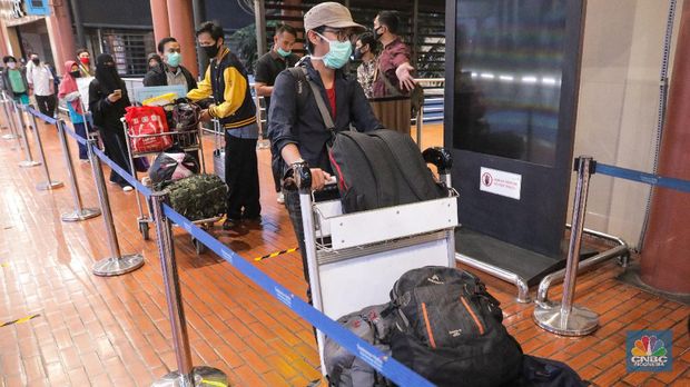 Pemeriksaan Dokumen Penumpang Pesawat di Bandara Soekarno Hatta, Jumat (16/5/2020). (CNBC Indonesia/ Andrean Kristianto)