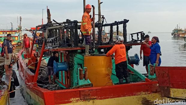 Dua kapal cantrang terbakar di Rembang