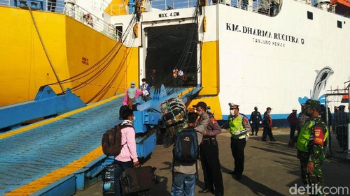 181 TKI yang pulang dari Malaysia tiba di Pelabuhan Tanjung Emas Semarang. Mereka sudah mengantongi izin, surat keterangan serta melalui protokol medis.