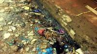 Pakaian wanita mirip bahan spandek berwarna merah muda bagian atasnya terbakar, begitu juga dalaman berwarna hitam dan sepatu berwarna ungu bagian ujungnya juga terbakar. 