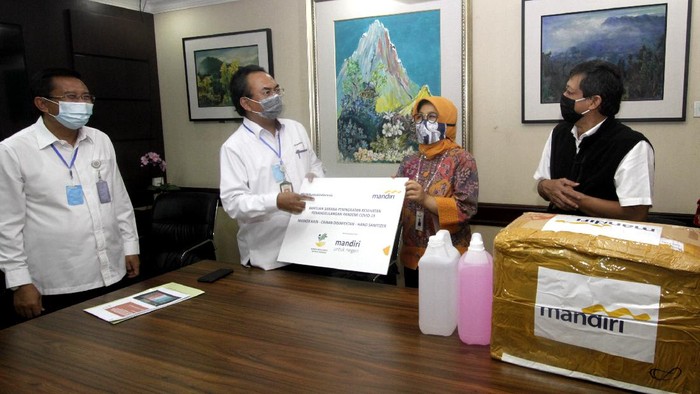 Bank Mandiri menyerahkan bantuan alat sanitasi melalui Kemensos yang bertujuan untuk melawan Corona.
