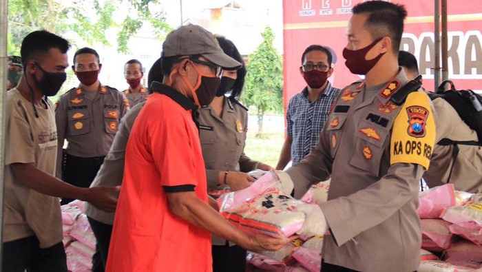 polisi Tuban menggandeng TNI mengirim sembako
