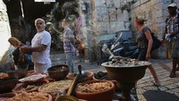 Dupa yang terbakar menarik perhatian orang yang lewat di kota tua Yerusalem. Israel sendiri dengan tegas membantah klaim Palestina bahwa para arkeolognya melakukan penggalian di bawah kompleks Al Haram Asy-Syarif,  Dome of the Rock atau Kubah Shakhrah.