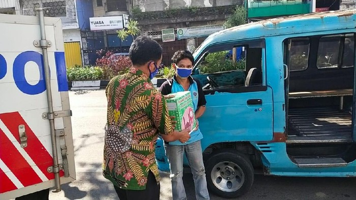 Polda Sulsel membagikan paket sembako sekaligus mengedukasi bahaya COVID-19 ke sopir angkot hingga abang becak (Dok. Istimewa)
