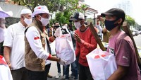 Relawan Indonesia Bersatu Lawan COVID-19 juga akan terus memberikan bantuan kepada keluarga yang penghasilannya menurun dan mengalami kesulitan ekonomi akibat pandemi ini. Salah satunya adalah manusia gerobak yang ditemui di jalan. dok. Relawan COVID-19
