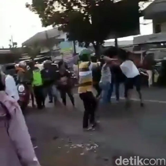 Video anggota TNI dihajar empat remaja diduga mabuk viral di media sosial. Pengeroyokan itu terjadi di Jalan Raya Gending, Desa Pajurangan, Kecamatan Gending, Kabupaten Probolinggo.