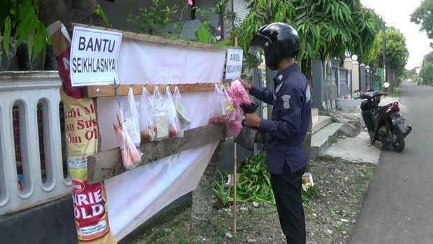 Warga Blitar Berbagi Sayur dan Sembako/