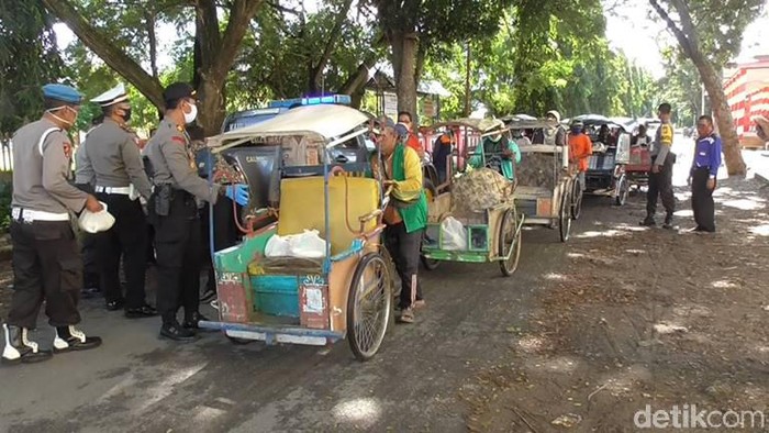 Pengayuh becak di Polewali Mandar dapat bantuan bahan pokok dari polisi (Abdy Febriady/detikcom)