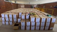 Polri menyerahkan 600 bingkisan lebaran kepada Direktorat Kemahasiswaan UI. Bingkisan ini nantinya tidak hanya diberikan kepada mahasiswa yang masih tinggal di asrama dan kost sekitar kampus UI, tetapi juga kepada masyarakat di kawasan Depok yaitu Panti piatu/dhuafa Silahturohmi; Panti Bina Remaja Mandiri, Depok dan Sekolah Masjid Terminal (Master). Foto: dok UI