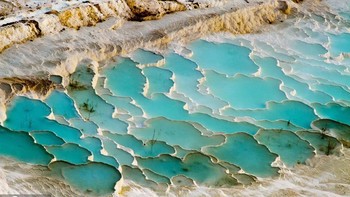 Pamukkale merupakan sebuah situs alam di Provinsi Denizli, Turki. Tempat ini tidak hanya memiliki ribuan mata air panas alami, tetapi juga bukit seperti kapas yang unik. Foto: Sina Mobile