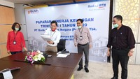 Direktur Utama PT Bank Tabungan Negara (Persero) Tbk. Pahala Nugraha Mansury (kedua kiri) didampingi Jajaran Direksi Bank BTN Elisabeth Novie, Nixon L.P. Napitupulu, dan Hirwandi Gafar tersenyum melihat laporan keuangan perseroan pada pembukaan siaran teleconference Konferensi Pers Paparan Kinerja Kuartal I/2020 di Jakarta, Jumat (15/5).  dok. Bank BTN