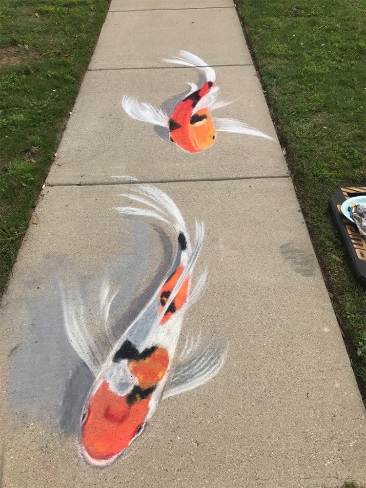 Mahakarya Ibu dan Anak, Bikin Gambar 3D dari Kapur yang Kayak Beneran! Gambar artistik yang dibuat oleh seniman Jan Riggins dan anak gadisnya Olivia membius netizen. Mereka membuatnya hanya dengan kapur di pinggir jalan.