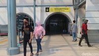 Calon penumpang yang sudah memiliki tiket akan dikembalikan penuh oleh KAI dengan dihubungi oleh Contact Center KAI 121 untuk mendapatkan panduan lebih lanjut. Selain itu, kata dia, calon penumpang juga dapat membatalkan tiketnya sendiri melalui aplikasi KAI Access atau datang langsung ke loket stasiun yang sudah ditunjuk.