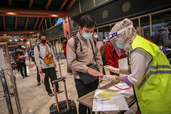 BANDARA SOEKARNO HATTA Calon penumpang antre sebelum pemberangkatan di Terminal 2 Bandara Soekarno Hatta, Tangerang, Banten, Jumat (15/5/2020). Sebanyak 1486 penumpang berizin dengan 23 penerbangan diterbangkan dari Bandara Soekarno Hatta dengan dokumen syarat terbang dan surat keterangan bebas COVID-19. ANTARA FOTO/Fauzan/pras.