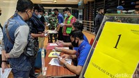 Pos pemeriksaan berkas telah disediakan pihak Bandara di depan pintu masuk area Terminal. Jalur pemeriksaan pun dibuat lurus dengan memperhatikan ketentuan psychical distancing.