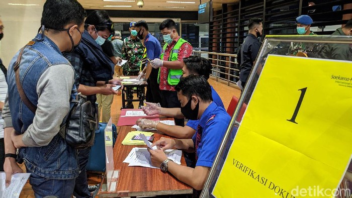 Bandara Soekarno-Hatta (Soetta) melakukan perubahan jalur pemeriksaan berkas izin perjalanan. Sebagaimana diketahui kemarin penumpang berdesak-desakan.