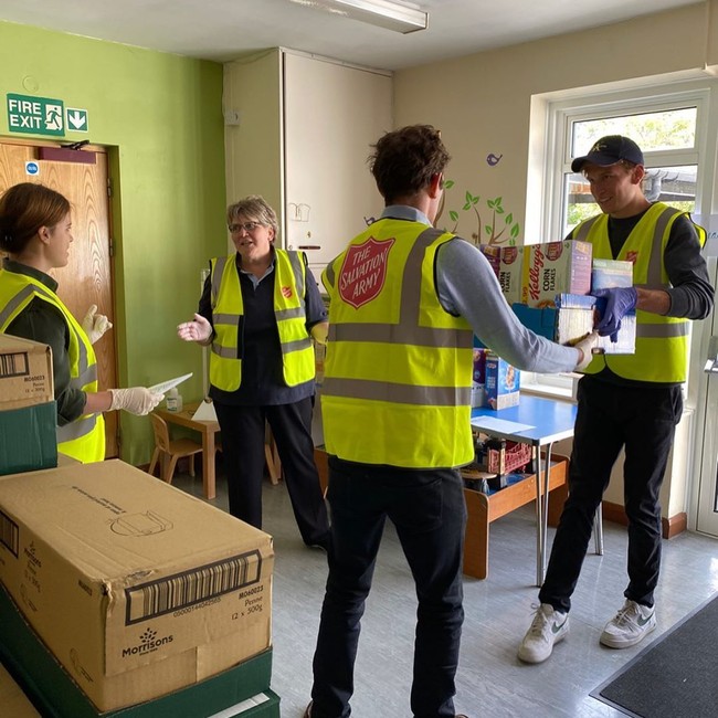 Wanita 30 tahun ini membantu mengemas makanan yang kemudian akan diangkut ke gudang makanan milik militer dan didistribuskan ke ribuan orang di seluruh Britania Raya. Foto: Instagram/@princesseugenie