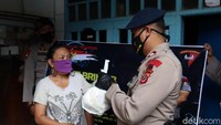 Ada sekitar 50 paket sembako yang dibagikan kepada 50 warga di dua RW yakni RW 09 dan 14 di kampung tersebut.