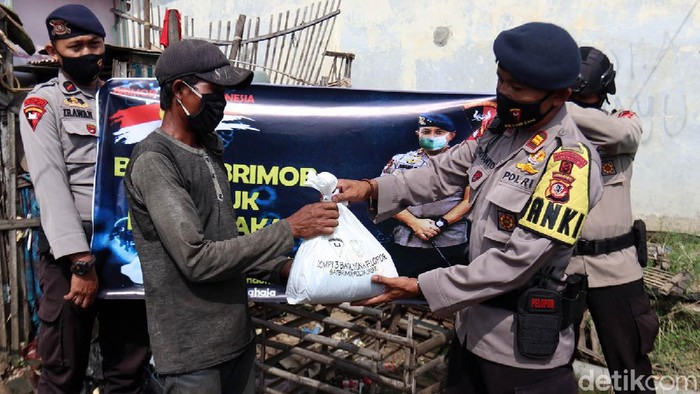Susuri Gang, Brimob Bagi-bagi Sembako di Bandung Brimob Polda Jabar menyalurkan puluhan sembako kepada warga Kecamatan Paseh, Kabupaten Bandung yang terdampak COVID-19.